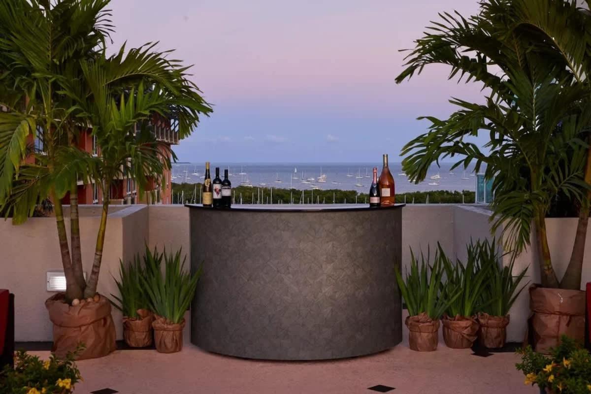 Pensão Mvr Suite-a That Feels Like A Private Miami